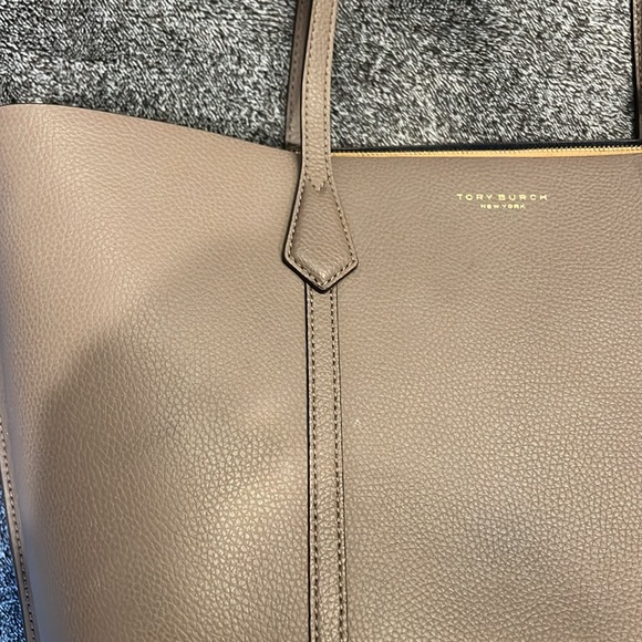 Tory Burch Perry triple compartment leather tote bag with pockets in Clamshell - Picture 3 of 10